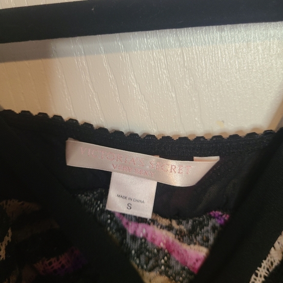514🎃 Victoria's Secret Black and Pink Lace slip - Picture 3 of 3